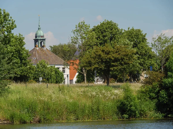 弗里德里希施塔特的一个有许多运河的小村庄 — 图库照片