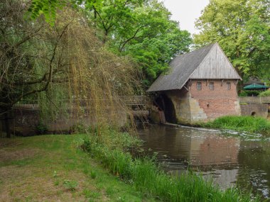 Westphalia 'da küçük bir nehir ve değirmen