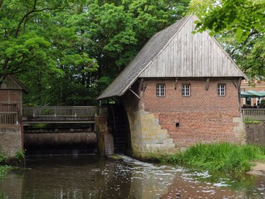 Westphalia 'da küçük bir nehir ve değirmen