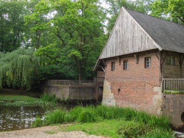 Westphalia 'da küçük bir nehir ve değirmen