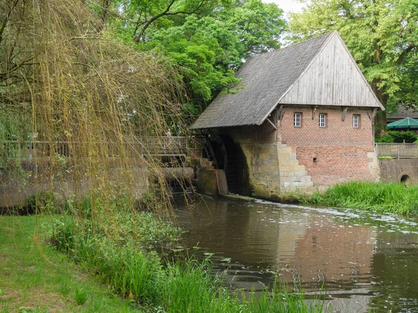 Westphalia 'da küçük bir nehir ve değirmen