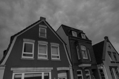 the city of husum at night