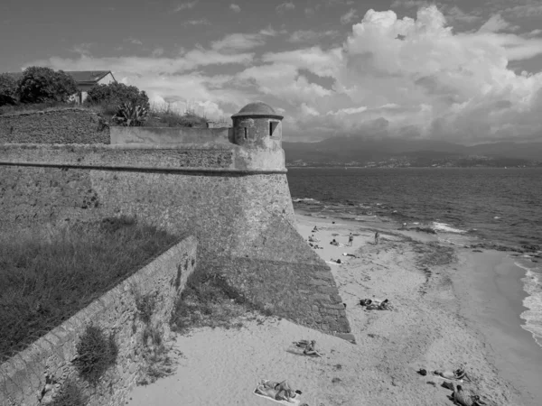 地中海に浮かぶコルシカ島は — ストック写真