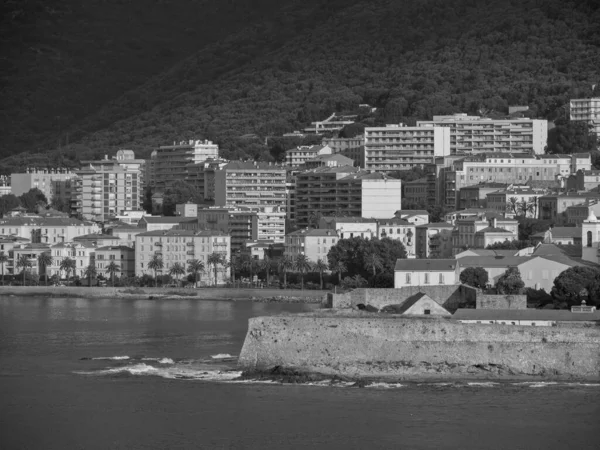 地中海に浮かぶコルシカ島は — ストック写真