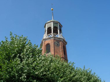 Nehir kıyısındaki küçük bir köy.