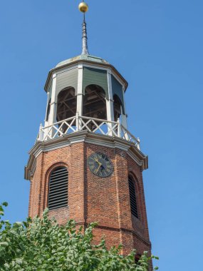 Nehir kıyısındaki küçük bir köy.