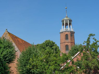 Nehir kıyısındaki küçük bir köy.