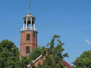 Nehir kıyısındaki küçük bir köy.