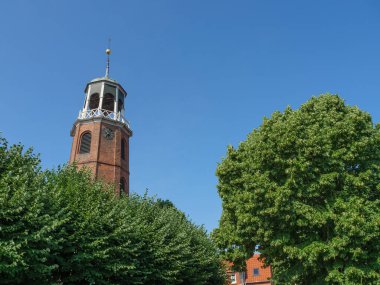 Nehir kıyısındaki küçük bir köy.