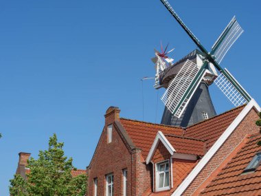 Nehir kıyısındaki küçük bir köy.