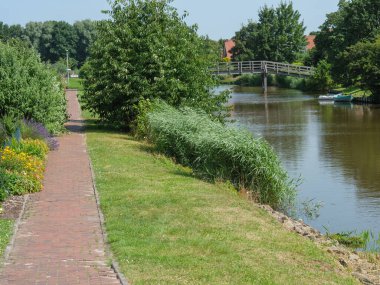 Nehir kıyısındaki küçük bir köy.