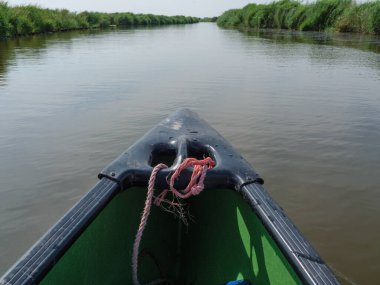 Nehir kıyısındaki küçük bir köy.