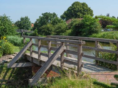 Nehir kıyısındaki küçük bir köy.