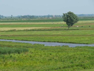 Nehir kıyısındaki küçük bir köy.