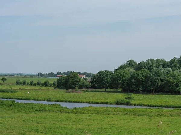 Den Lille Landsbyen Ditzum Ved Elvens Relikvier – stockfoto