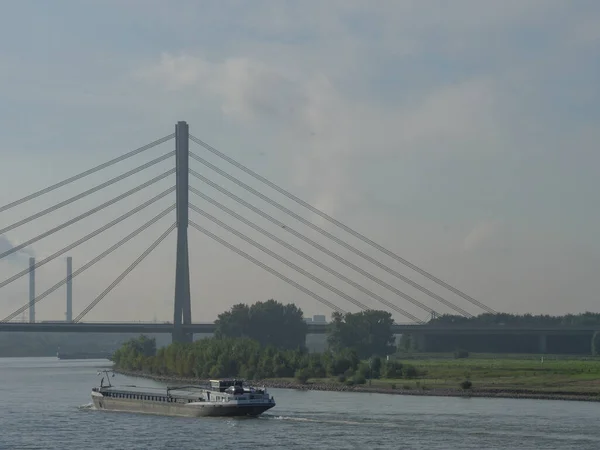 朝早くドイツの川のせせらぎで — ストック写真
