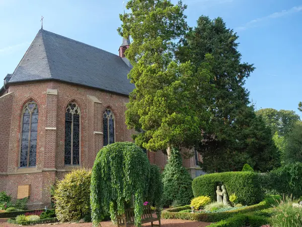 Marienthal Köyü Almanya 'da, Issel Nehri kıyısında.