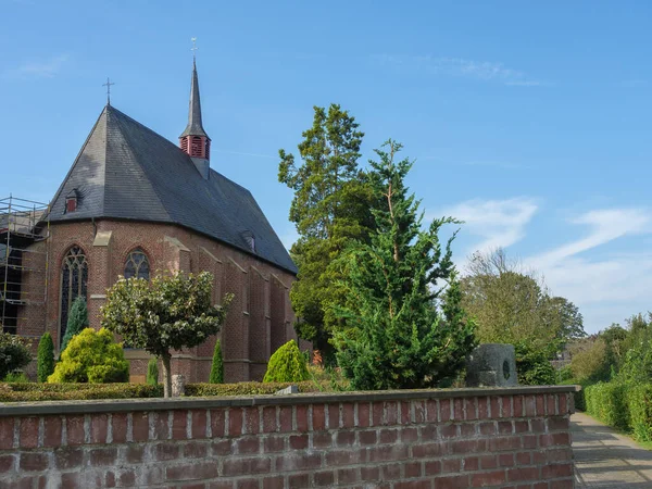 Marienthal Köyü Almanya 'da, Issel Nehri kıyısında.