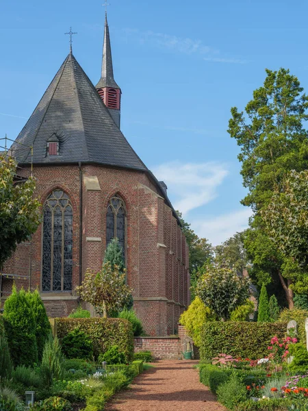Marienthal Köyü Almanya 'da, Issel Nehri kıyısında.