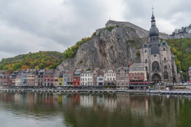 Belçika 'nın Maas Nehri' ndeki küçük Dinant şehri.