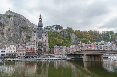Belçika 'nın Maas Nehri' ndeki küçük Dinant şehri.