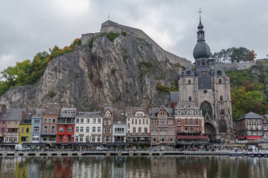 Belçika 'nın Maas Nehri' ndeki küçük Dinant şehri.