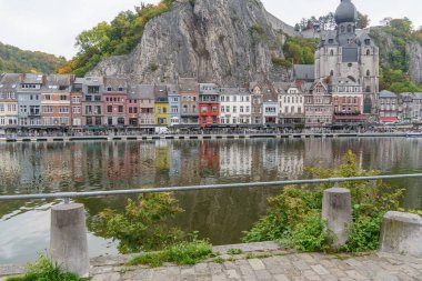Belçika 'nın Maas Nehri' ndeki küçük Dinant şehri.
