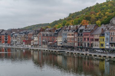 Belçika 'nın Maas Nehri' ndeki küçük Dinant şehri.
