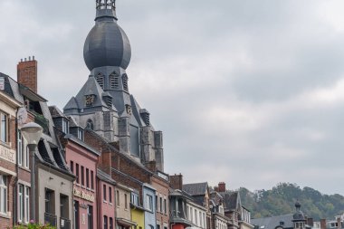 Belçika 'nın Maas Nehri' ndeki küçük Dinant şehri.