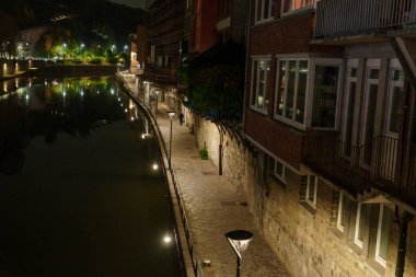 Belçika 'nın Maas Nehri' ndeki küçük Dinant şehri.