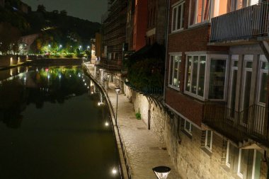 Belçika 'nın Maas Nehri' ndeki küçük Dinant şehri.