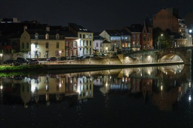 Belçika 'nın Maas Nehri' ndeki küçük Dinant şehri.