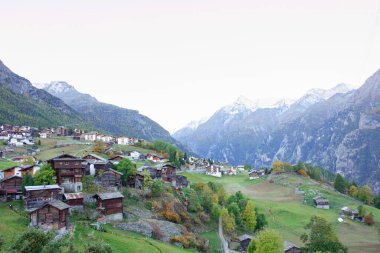 İsviçre dağlarında sonbahar zamanı