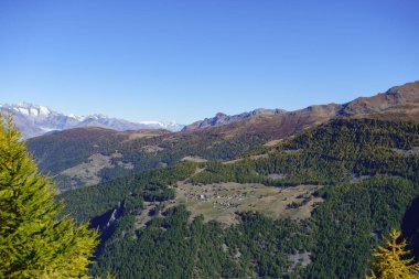 İsviçre dağlarında sonbahar zamanı