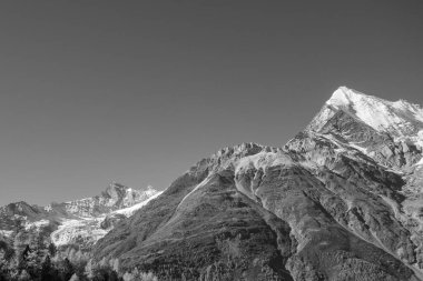 İsviçre Alplerinde sonbahar zamanı.