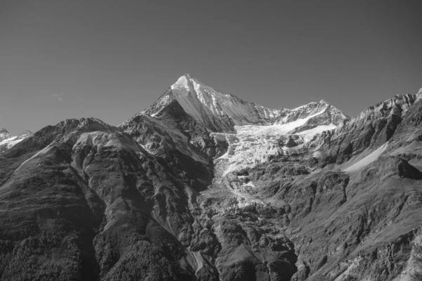 İsviçre Alplerinde sonbahar zamanı.