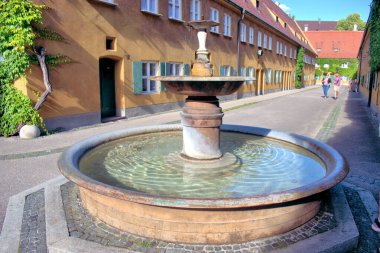 Almanya, Augsburg 'daki eski Fuggerei' deki çeşme 4.7.2020