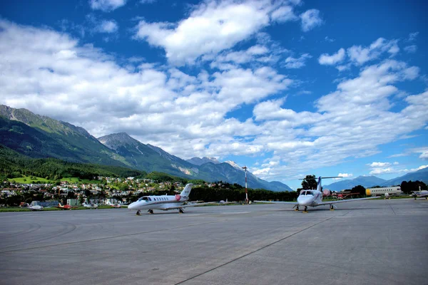Jetlerinin Innsbruck Avusturya Daki Uluslararası Havaalanına Park Etmesi 2020 — Stok fotoğraf