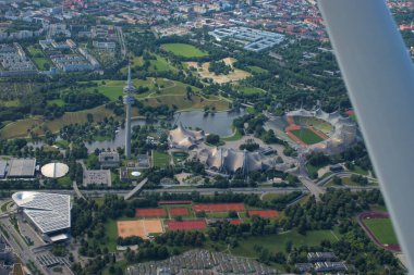 Almanya 'nın Münih şehrinde bulunan Olympia Stadyumu 5.7.2020 sayılı küçük bir uçaktan görüldü.