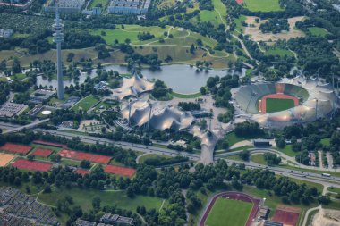 Almanya 'nın Münih şehrinde bulunan Olympia Stadyumu 5.7.2020 sayılı küçük bir uçaktan görüldü.