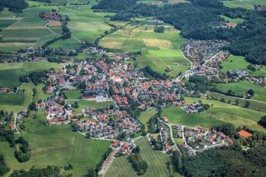 Güney Almanya 'da 5.7.2020 sayılı küçük uçakla yapılan bir uçuş sırasında kırsal alan.