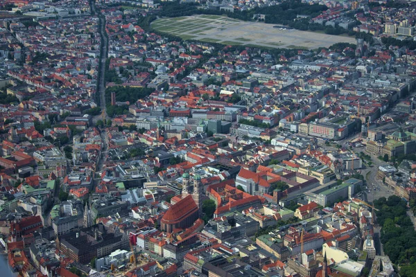 Münih Marienplatz 5.7.2020 numaralı küçük bir uçaktan görüldü.