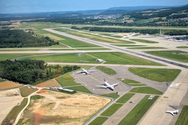 Zürih uluslararası havaalanından küçük bir uçakla 7.7.2020 'de kalkıyor.