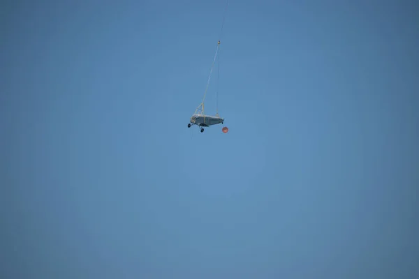 ユンカースJu 52機の胴体はロープでヘリコプターでスイスのサン ガレン近くのアルテンレオリン空港へ輸送される10 2020 — ストック写真
