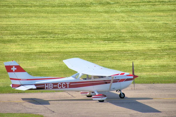 Cessna 172将于2020年7月10日在瑞士圣加仑附近的Altenrhein机场滑行 — 图库照片