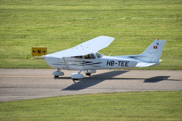 セスナ172Sはスイスのサン ガレン近くのアルテンレオリン空港で課税しています10 2020 — ストック写真