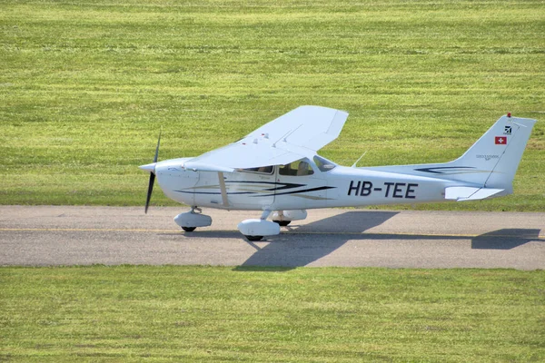 Cessna 172S正在瑞士圣加仑附近的Altenrhein机场滑行 — 图库照片