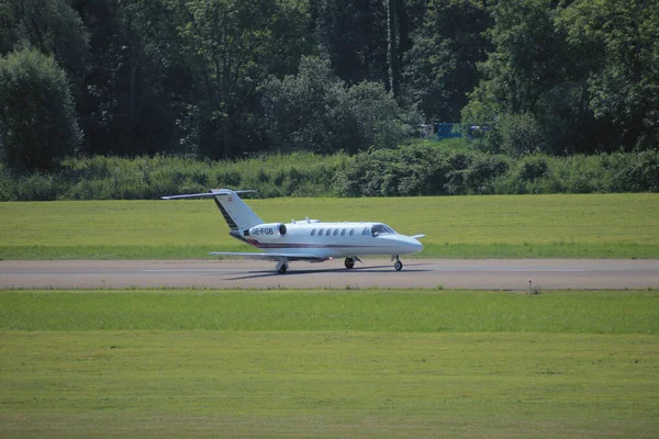 Cessna CJ2 İsviçre 'deki Saint Gallen yakınlarındaki Altenrhein havaalanından ayrılıyor.