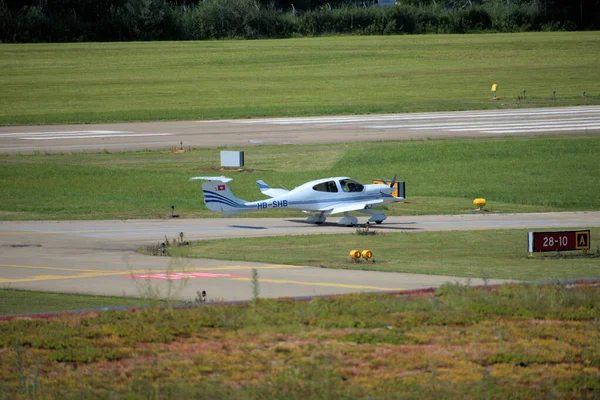 Diamond Da40Ng Taxiën Luchthaven Altenrhein Buurt Van Saint Gallen Zwitserland — Stockfoto