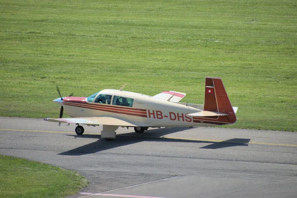 Mooney M20 Vliegtuig Taxiën Luchthaven Altenrhein Buurt Van Saint Gallen — Stockfoto